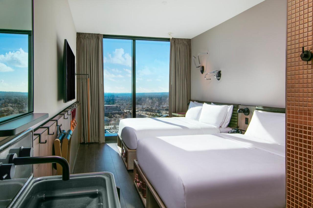Moxy Downtown Angeles 4*